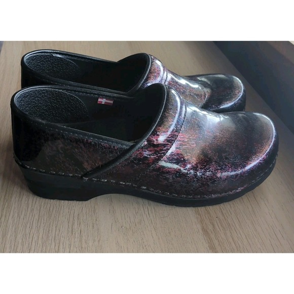 Sanita Denmark Red/Black Gloss Size 41 Women's Clog Shoes EUC Danish Flag Inside - Picture 2 of 10